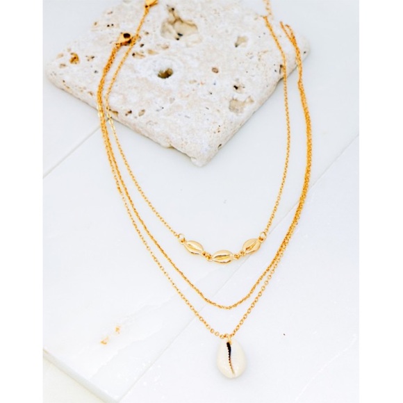 Jewelry - Gold Puka Pendant Layer Chain Necklace